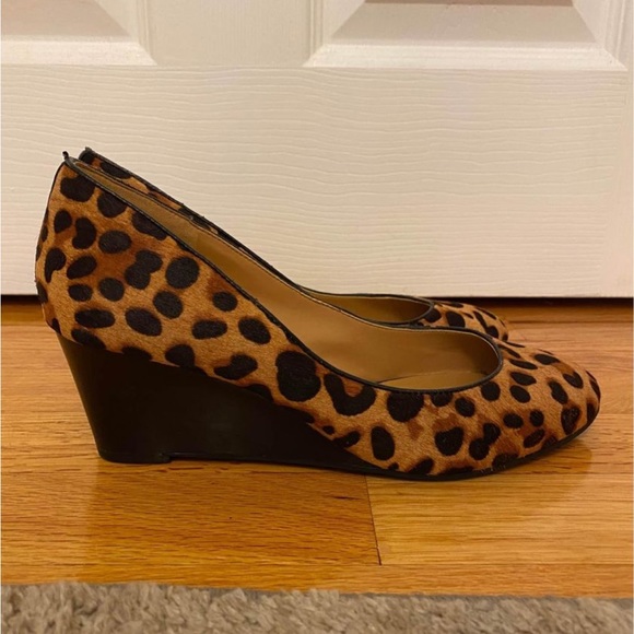 gently worn and visible mark on back wedge, easy to paint and cover up. - Picture 2 of 8